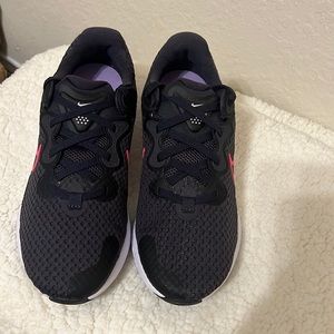 Women’s Nike renew run 2 size 9 NEW